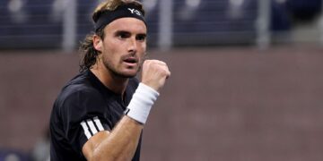 Tsitsipas comemorando ponto