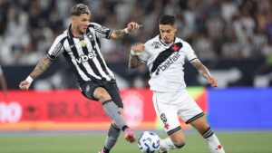 Jogadores de Vasco e Botafogo disputando bola