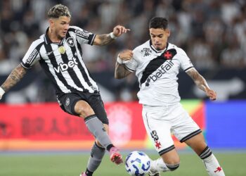Jogadores de Vasco e Botafogo disputando bola