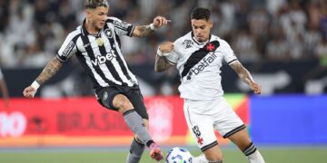 Jogadores de Vasco e Botafogo disputando bola