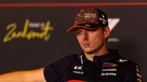 Max Verstappen assistindo coletiva de imprensa da FIA no GP da Holanda