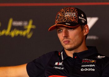 Max Verstappen assistindo coletiva de imprensa da FIA no GP da Holanda