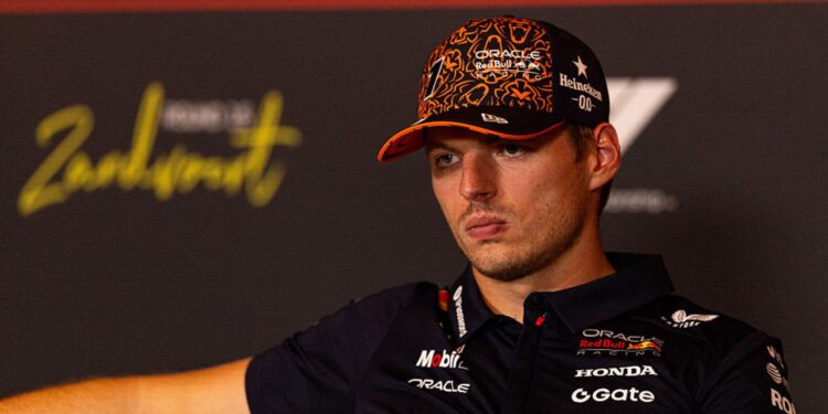 Max Verstappen assistindo coletiva de imprensa da FIA no GP da Holanda