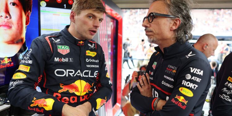 Verstappen e Laurent Mekies conversam em garagem no GP da Bélgica