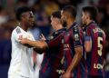 Vini Jr. discutindo com jogadores do Levante