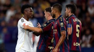 Vini Jr. discutindo com jogadores do Levante
