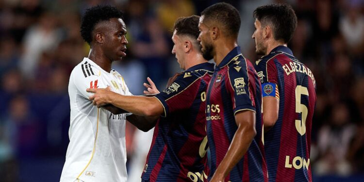 Vini Jr. discutindo com jogadores do Levante
