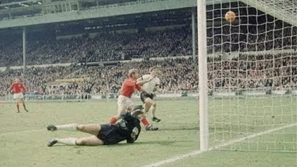 O gol mais polêmico do futebol que decidiu a Copa de 1966