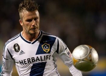 Jogador de futebol David Beckham em ação - Créditos: depositphotos.com / photoworksmedia