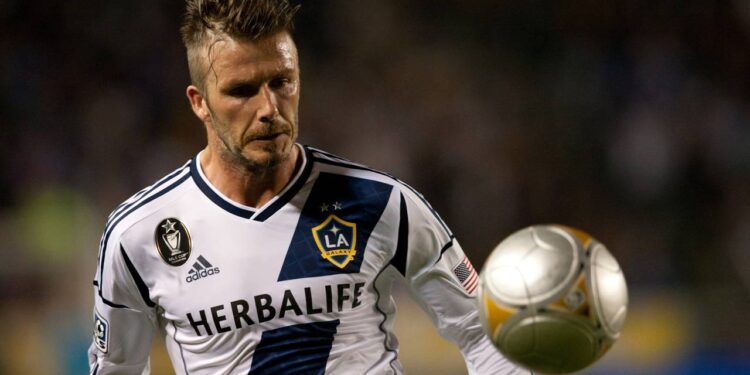 Jogador de futebol David Beckham em ação - Créditos: depositphotos.com / photoworksmedia