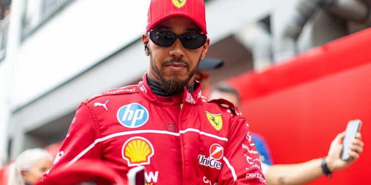 Chefe da Ferrari defende período de adaptação de Lewis Hamilton