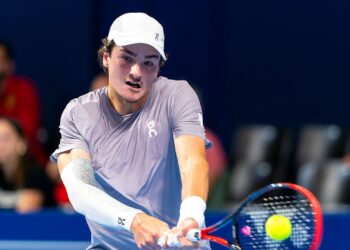 João Fonseca estreou com vitória no ATP 500 da Basileia, na Suíça, sobre o francês Giovanni Mpetshi Perricard
