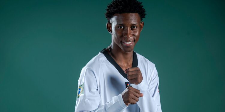 Henrique Marques conquistou a primeira medalha de ouro entre homens do Brasil em um Mundial de Taekwondo