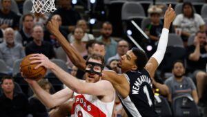 Lance do jogo entre San Antonio Spurs e Toronto Raptors