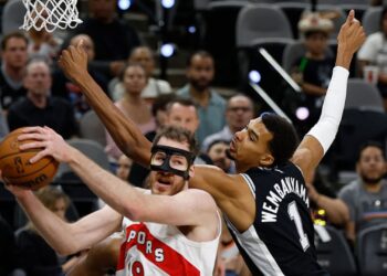 Lance do jogo entre San Antonio Spurs e Toronto Raptors