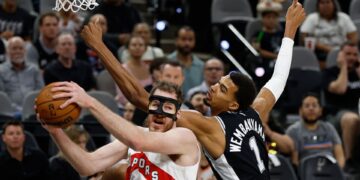 Lance do jogo entre San Antonio Spurs e Toronto Raptors