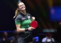 Bruna Takahashi durante jogo de tênis de mesa
