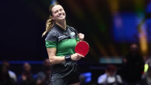 Bruna Takahashi durante jogo de tênis de mesa