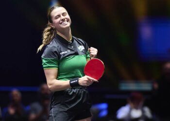 Bruna Takahashi durante jogo de tênis de mesa