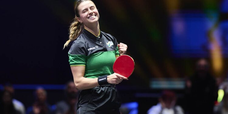 Bruna Takahashi durante jogo de tênis de mesa