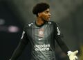 Hugo Souza sofre lesão no ombro e vira dúvida