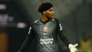 Hugo Souza sofre lesão no ombro e vira dúvida