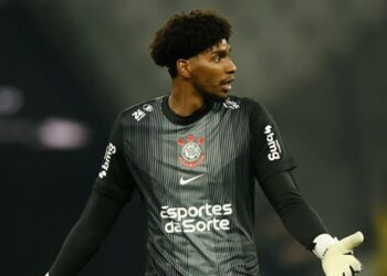 Hugo Souza sofre lesão no ombro e vira dúvida