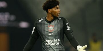 Hugo Souza sofre lesão no ombro e vira dúvida
