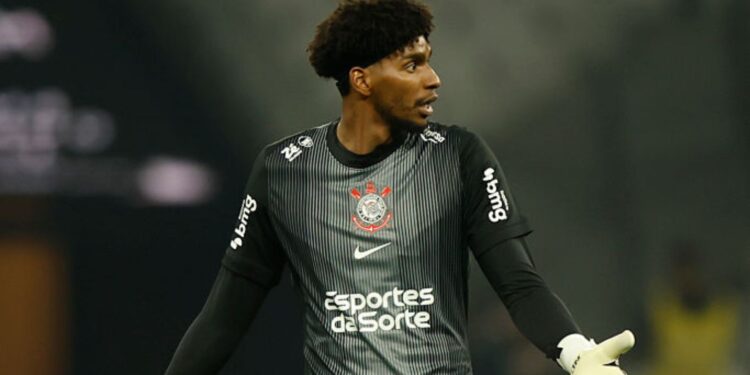 Hugo Souza sofre lesão no ombro e vira dúvida