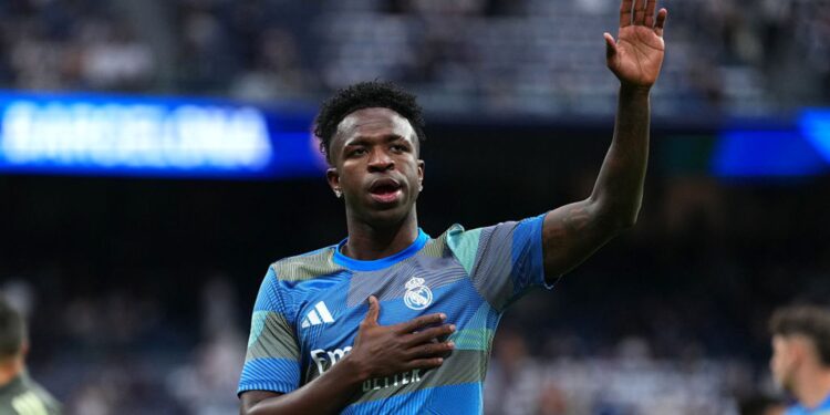 Vinícius Júnior assume namoro com Virginia Fonseca