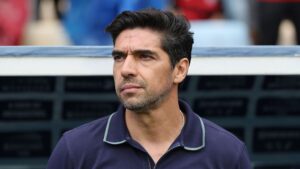 Abel Ferreira reclama da arbitragem após derrota do Palmeiras diante do Flamengo