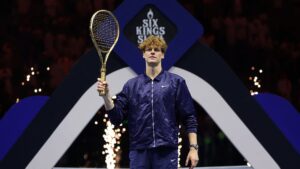 Sinner segurando raquete de ouro