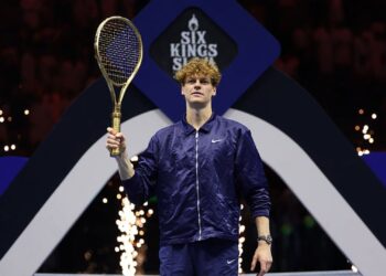 Sinner segurando raquete de ouro