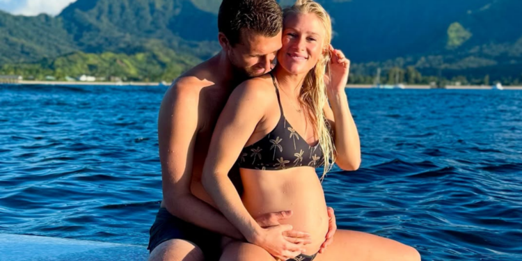 Tatiana Weston-Webb surfa durante a gestação e impressiona seguidores