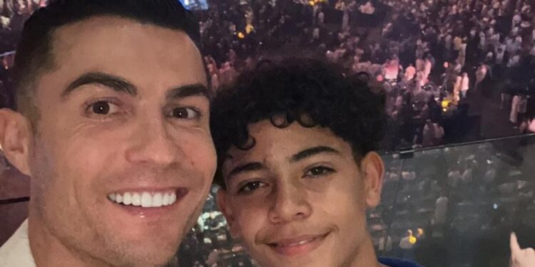 Cristiano Jr. impressiona o mundo com semelhanças incríveis com o pai