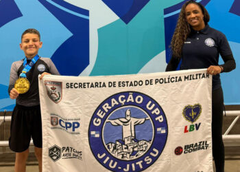 Davi e sua professora, a policial Tacia Eloah - Foto: Divulgação