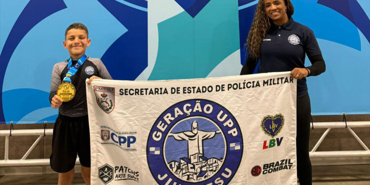 Davi e sua professora, a policial Tacia Eloah - Foto: Divulgação