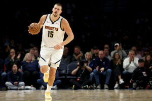 Nikola Jokic anota o terceiro triplo-duplo seguido da temporada