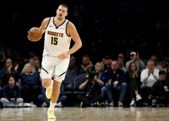 Nikola Jokic anota o terceiro triplo-duplo seguido da temporada