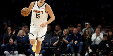 Nikola Jokic anota o terceiro triplo-duplo seguido da temporada