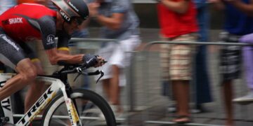 A trajetória polêmica de Lance Armstrong no Tour de France