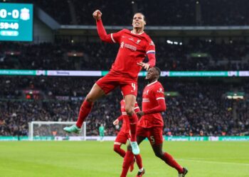 Jogadores do time de futebol Liverpool F.C. comemorando gol - Créditos: depositphotos.com / operations@newsimages.co.uk