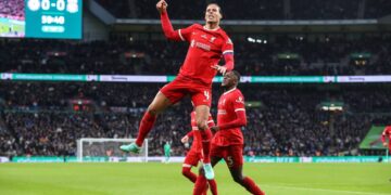 Jogadores do time de futebol Liverpool F.C. comemorando gol - Créditos: depositphotos.com / operations@newsimages.co.uk