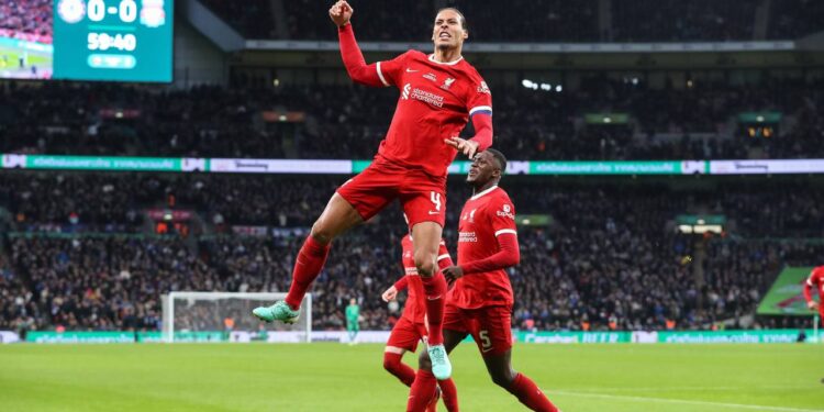 Jogadores do time de futebol Liverpool F.C. comemorando gol - Créditos: depositphotos.com / operations@newsimages.co.uk
