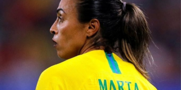 Marta conquista título histórico no futebol e inspira gerações