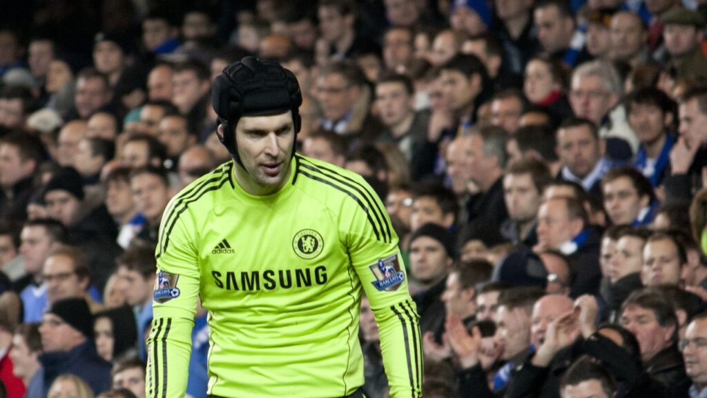 O que fez Petr Čech usar seu icônico capacete