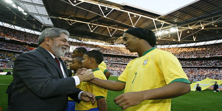 Ronaldinho e Lula - Licença: Wikimedia Commons