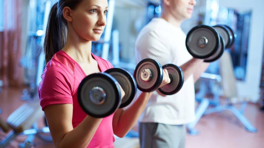 5 diferenças entre treinar em casa e na academia que você precisa saber