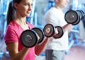 5 diferenças entre treinar em casa e na academia que você precisa saber