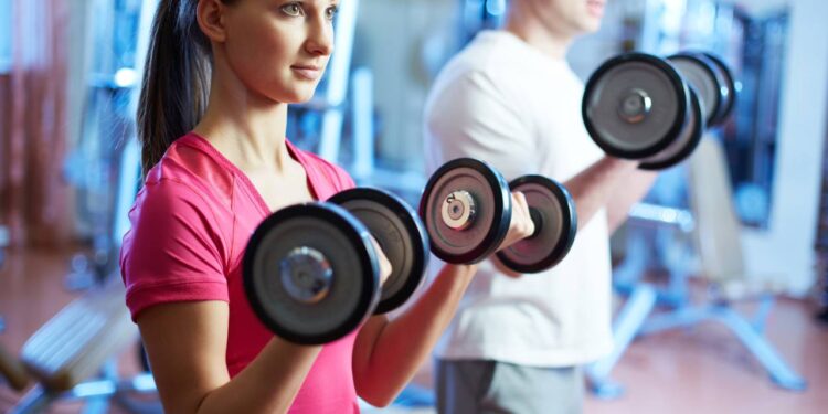 5 diferenças entre treinar em casa e na academia que você precisa saber